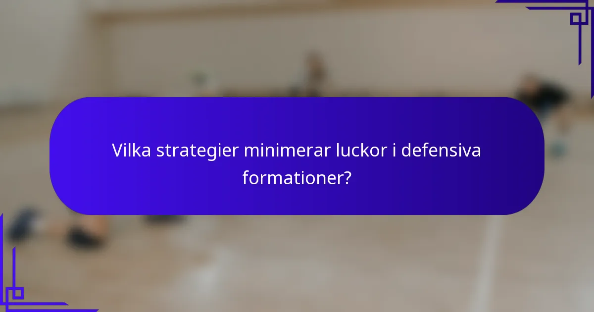 Vilka strategier minimerar luckor i defensiva formationer?